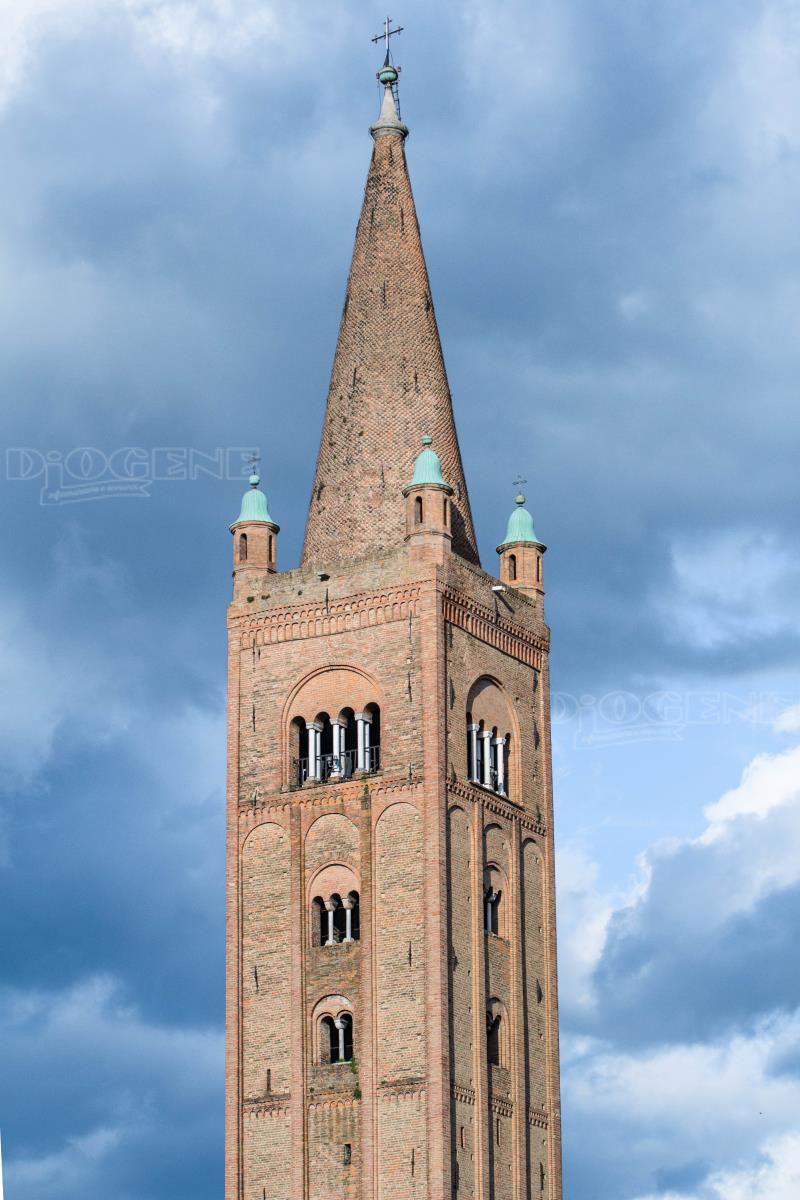 Il campanile di San Mercuriale: un monumento unico che desta stupore 