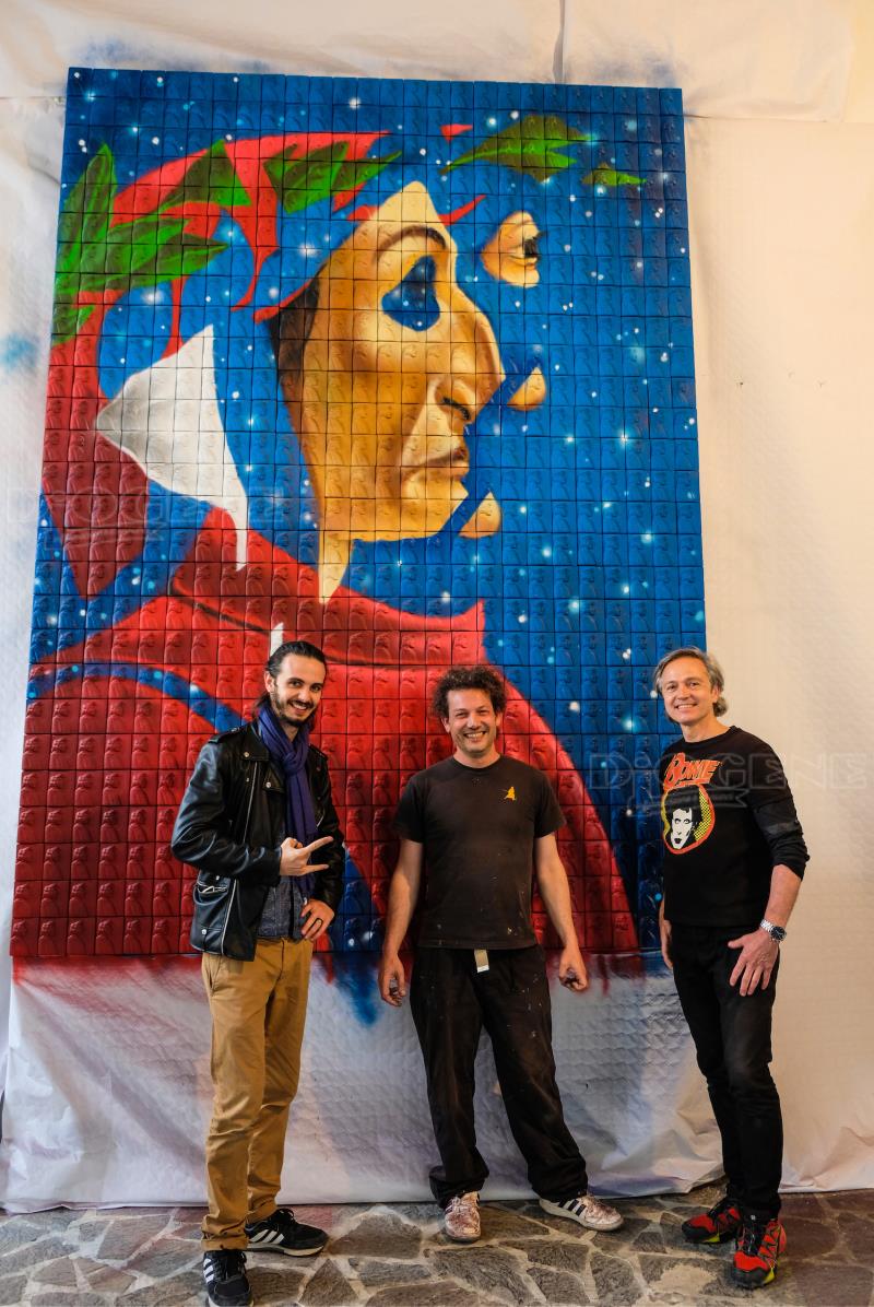 Modigliana: l'artista Idilio Galeotti ha realizzato un'installazione con 700 mattoncini in terracotta che raffigurano Dante Alighieri 