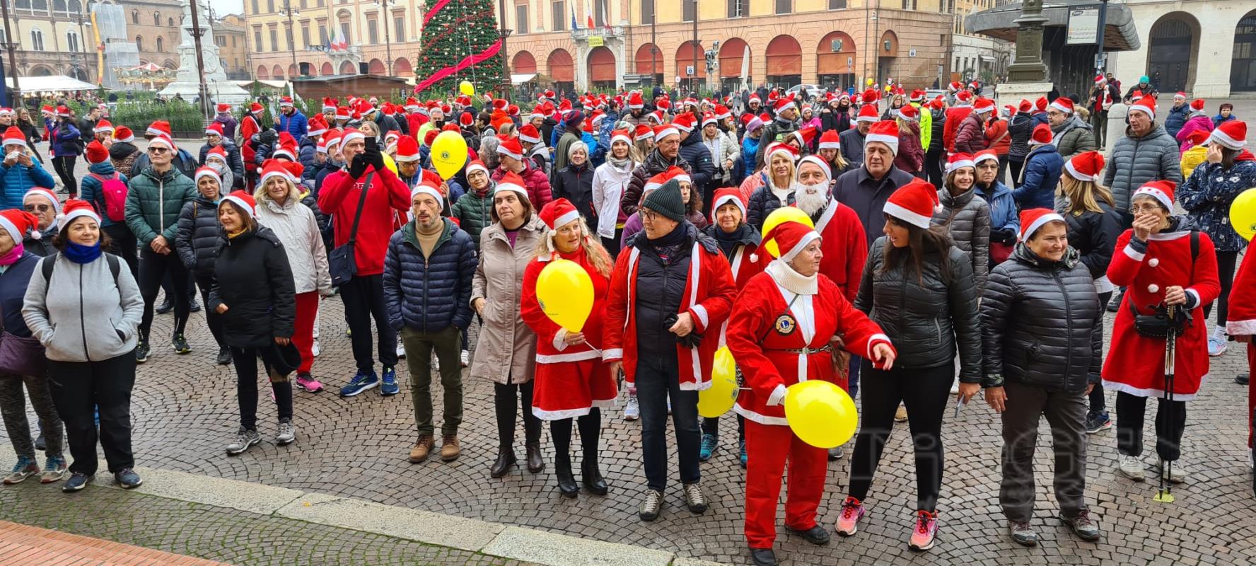 Oltre 800 persone hanno partecipato alla Camminata di Babbo Natale 