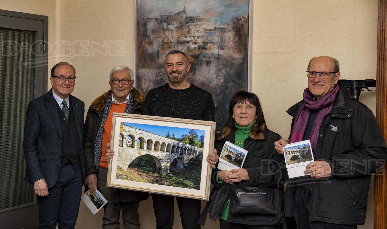 Donata al sindaco Claudio Milandri una stampa fotografica del ponte di Civitella di Romagna