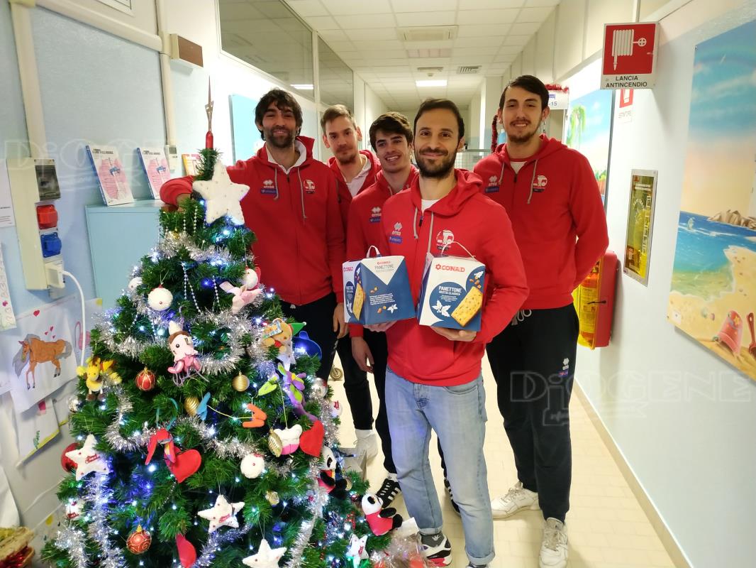 I biancorossi in visita al reparto pediatria dell'Ospedale Morgagni - Pierantoni