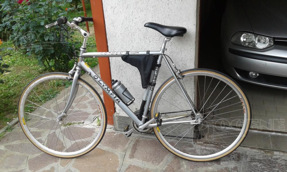 bicicletta appesa dietro tv